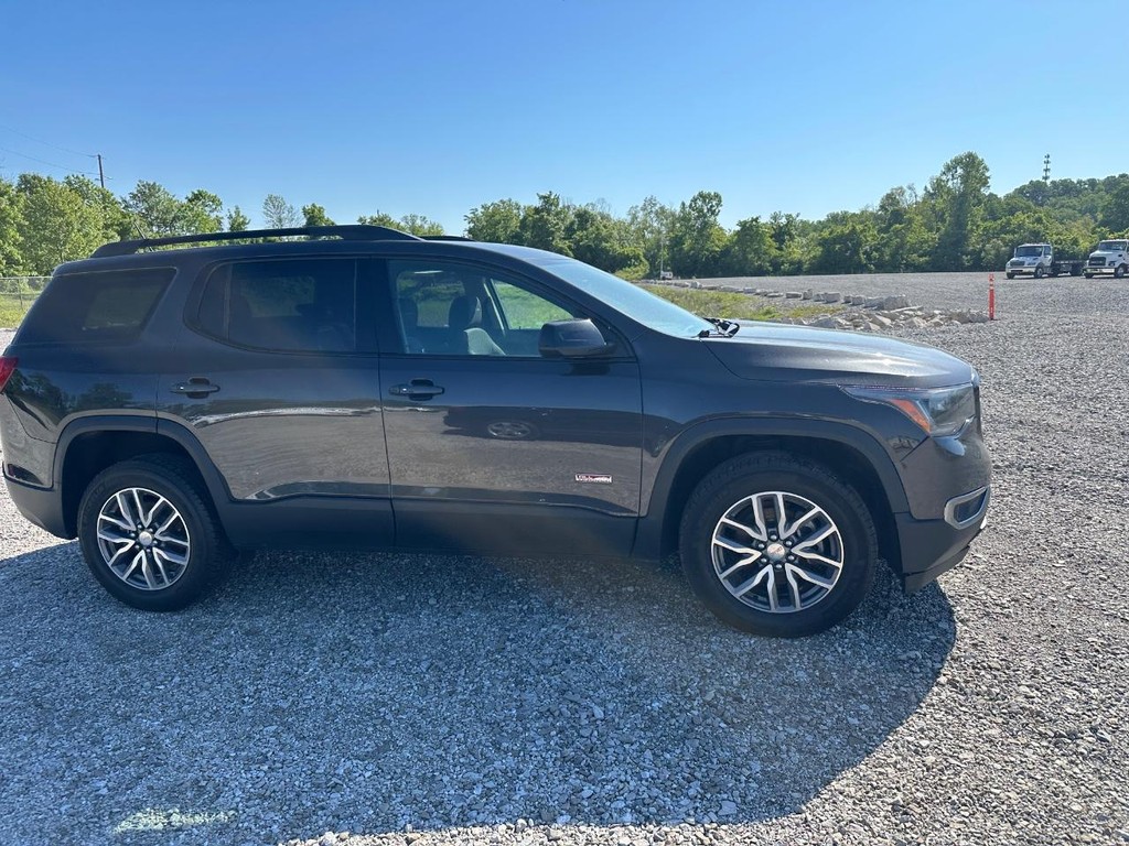 GMC Acadia Vehicle Full-screen Gallery Image 4