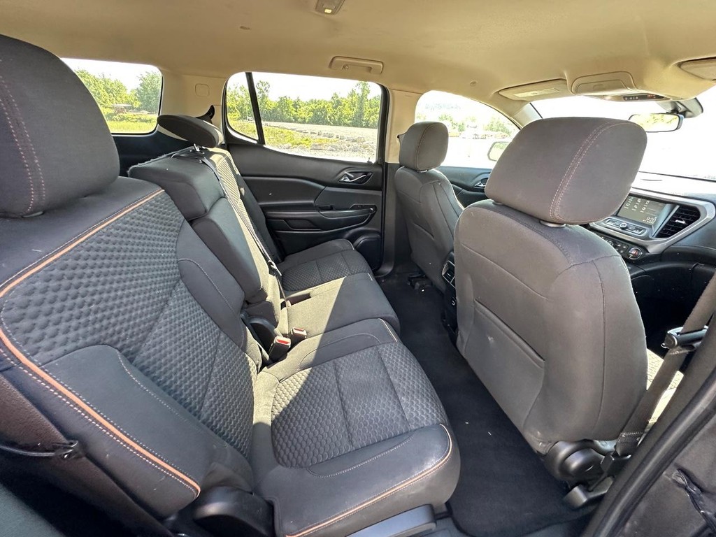 GMC Acadia Vehicle Full-screen Gallery Image 11
