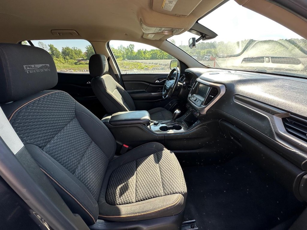 GMC Acadia Vehicle Full-screen Gallery Image 12