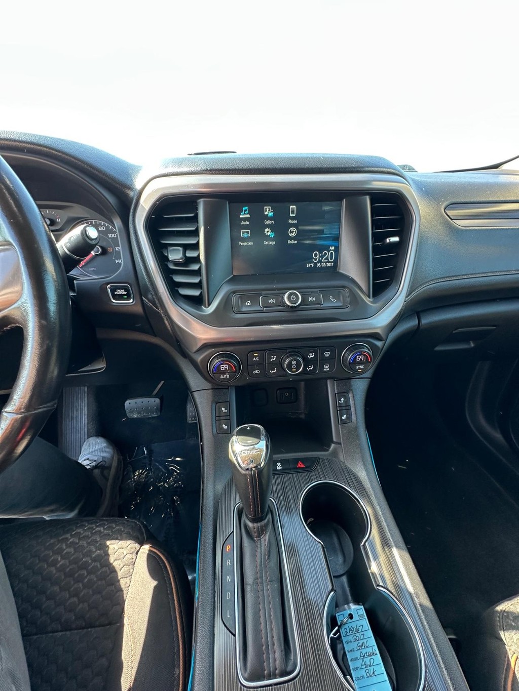 GMC Acadia Vehicle Full-screen Gallery Image 14