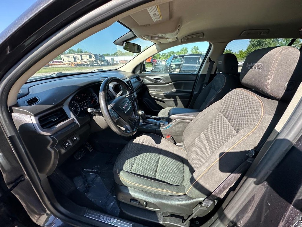 GMC Acadia Vehicle Full-screen Gallery Image 15