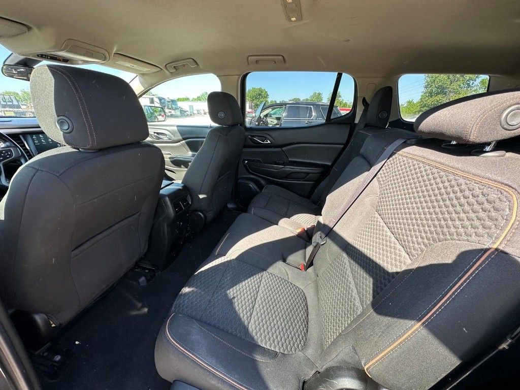 GMC Acadia Vehicle Full-screen Gallery Image 17