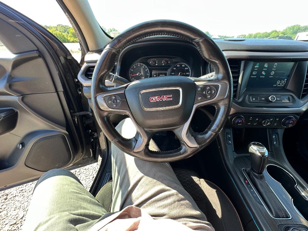 GMC Acadia Vehicle Full-screen Gallery Image 19