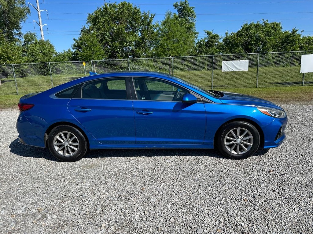 Hyundai Sonata Vehicle Full-screen Gallery Image 04