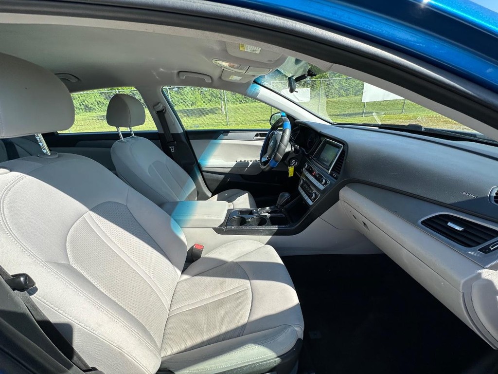 Hyundai Sonata Vehicle Full-screen Gallery Image 09