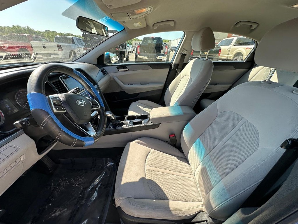Hyundai Sonata Vehicle Full-screen Gallery Image 12