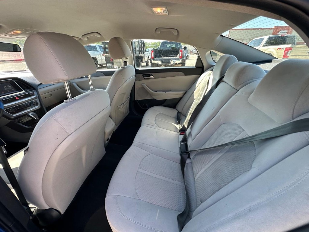 Hyundai Sonata Vehicle Full-screen Gallery Image 14