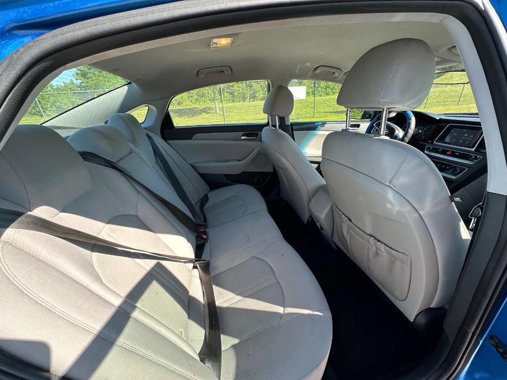 Hyundai Sonata Vehicle Full-screen Gallery Image 15