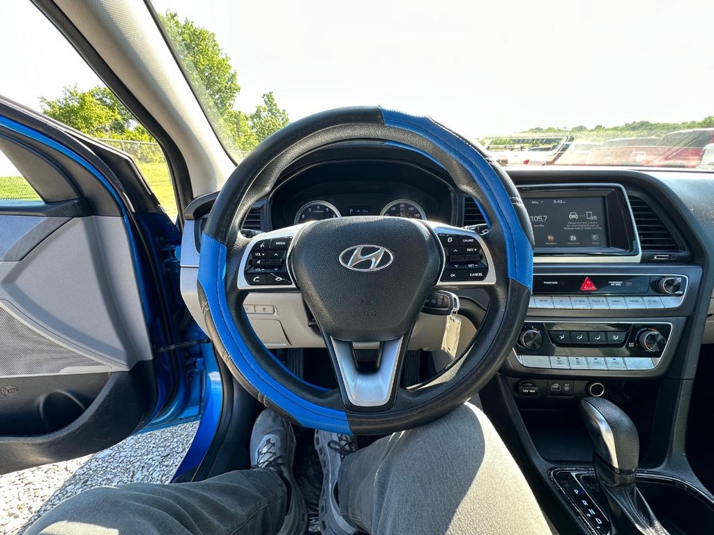 Hyundai Sonata Vehicle Full-screen Gallery Image 16