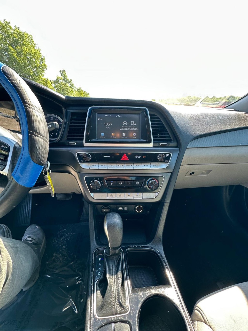 Hyundai Sonata Vehicle Full-screen Gallery Image 17