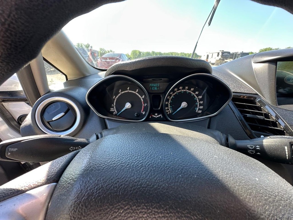 Ford Fiesta Hatchback Vehicle Full-screen Gallery Image 10