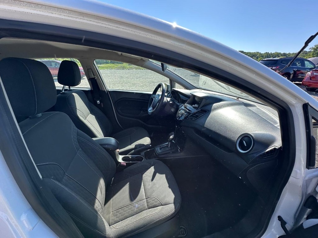 Ford Fiesta Hatchback Vehicle Full-screen Gallery Image 14