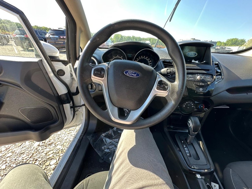 Ford Fiesta Hatchback Vehicle Full-screen Gallery Image 15