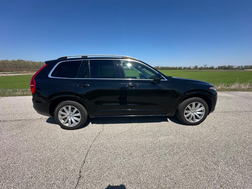 Volvo XC90 Vehicle Full-screen Gallery Image 2