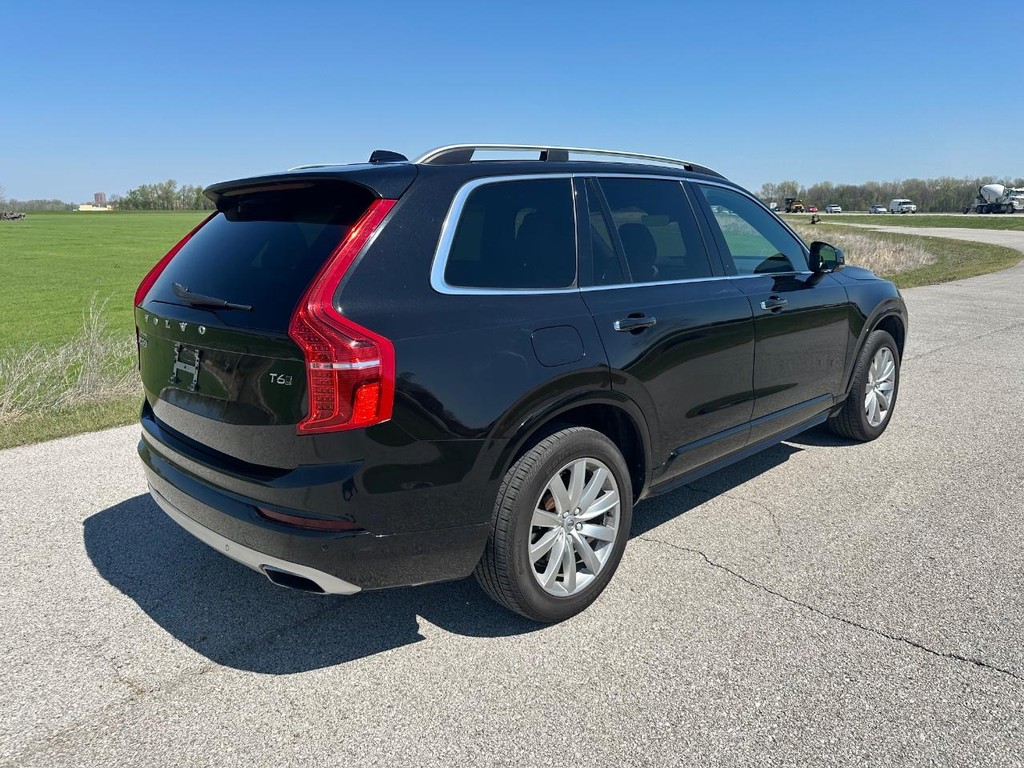 Volvo XC90 Vehicle Full-screen Gallery Image 3