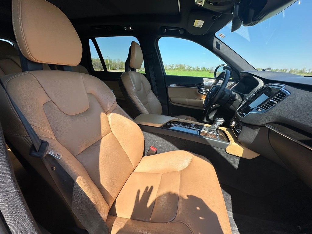Volvo XC90 Vehicle Full-screen Gallery Image 10