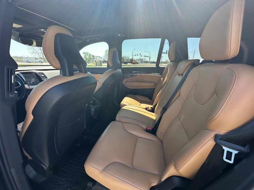 Volvo XC90 Vehicle Full-screen Gallery Image 11