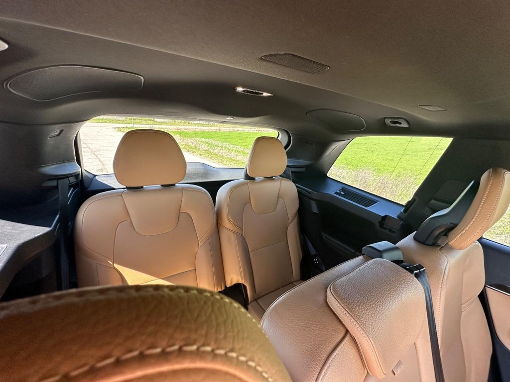 Volvo XC90 Vehicle Full-screen Gallery Image 12