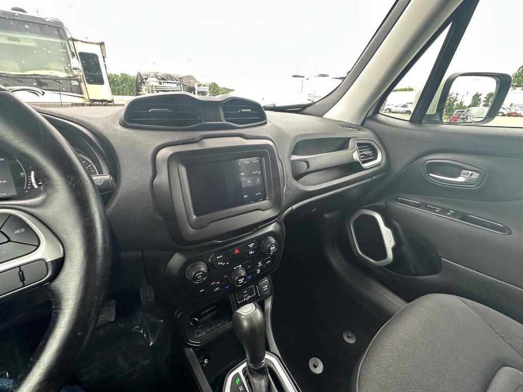 Jeep Renegade Vehicle Full-screen Gallery Image 14
