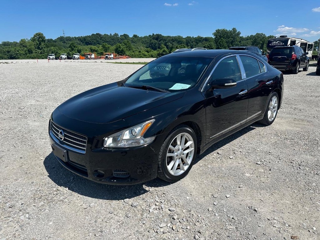 Nissan Maxima Vehicle Full-screen Gallery Image 5