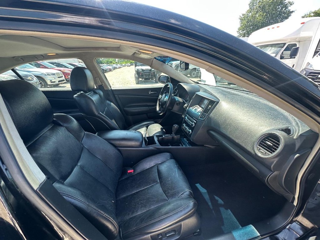Nissan Maxima Vehicle Full-screen Gallery Image 8