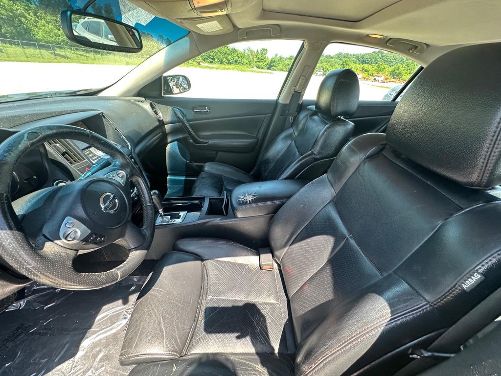 Nissan Maxima Vehicle Full-screen Gallery Image 12