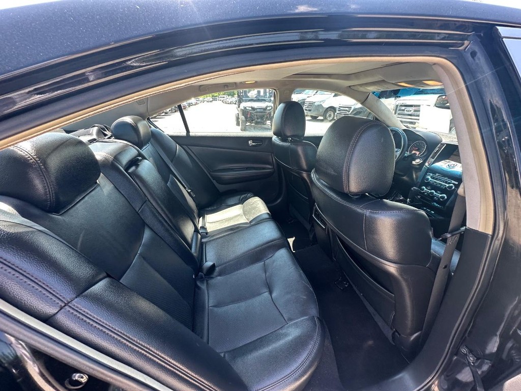 Nissan Maxima Vehicle Full-screen Gallery Image 13