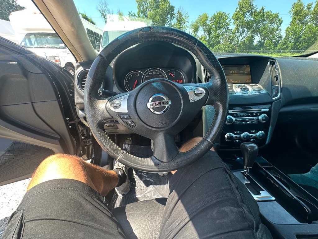 Nissan Maxima Vehicle Full-screen Gallery Image 14