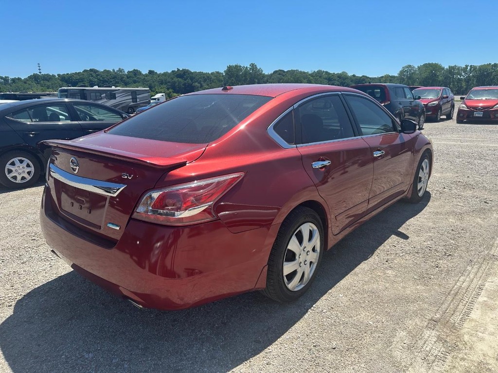 Nissan Altima Sedan Vehicle Full-screen Gallery Image 3