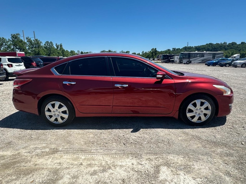 Nissan Altima Sedan Vehicle Full-screen Gallery Image 4
