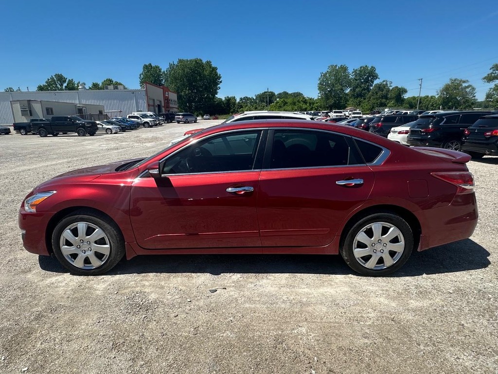 Nissan Altima Sedan Vehicle Full-screen Gallery Image 6