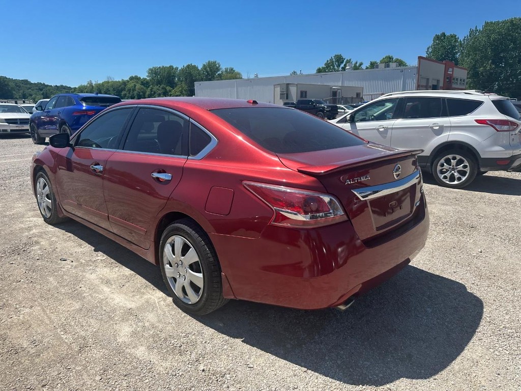 Nissan Altima Sedan Vehicle Full-screen Gallery Image 7