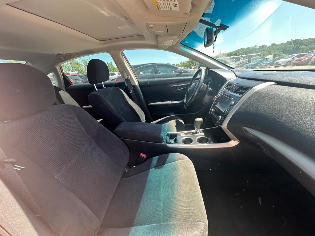 Nissan Altima Sedan Vehicle Full-screen Gallery Image 8