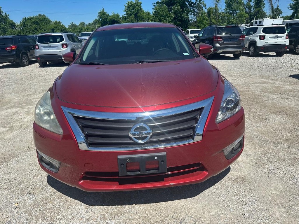 Nissan Altima Sedan Vehicle Full-screen Gallery Image 10