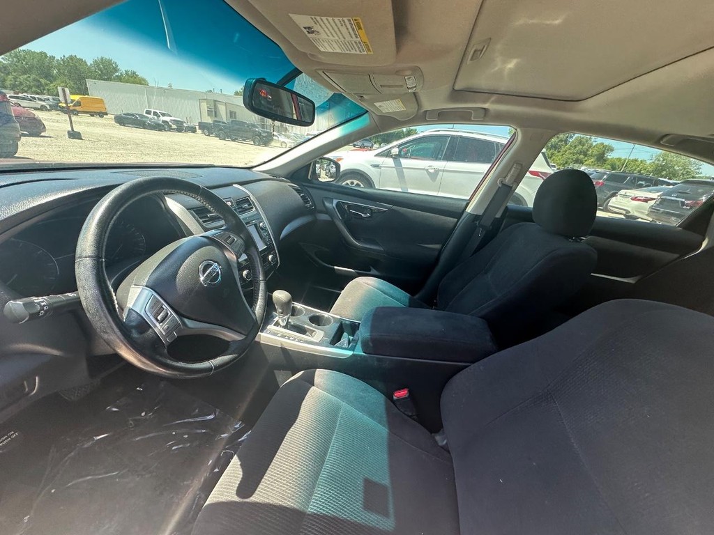 Nissan Altima Sedan Vehicle Full-screen Gallery Image 11