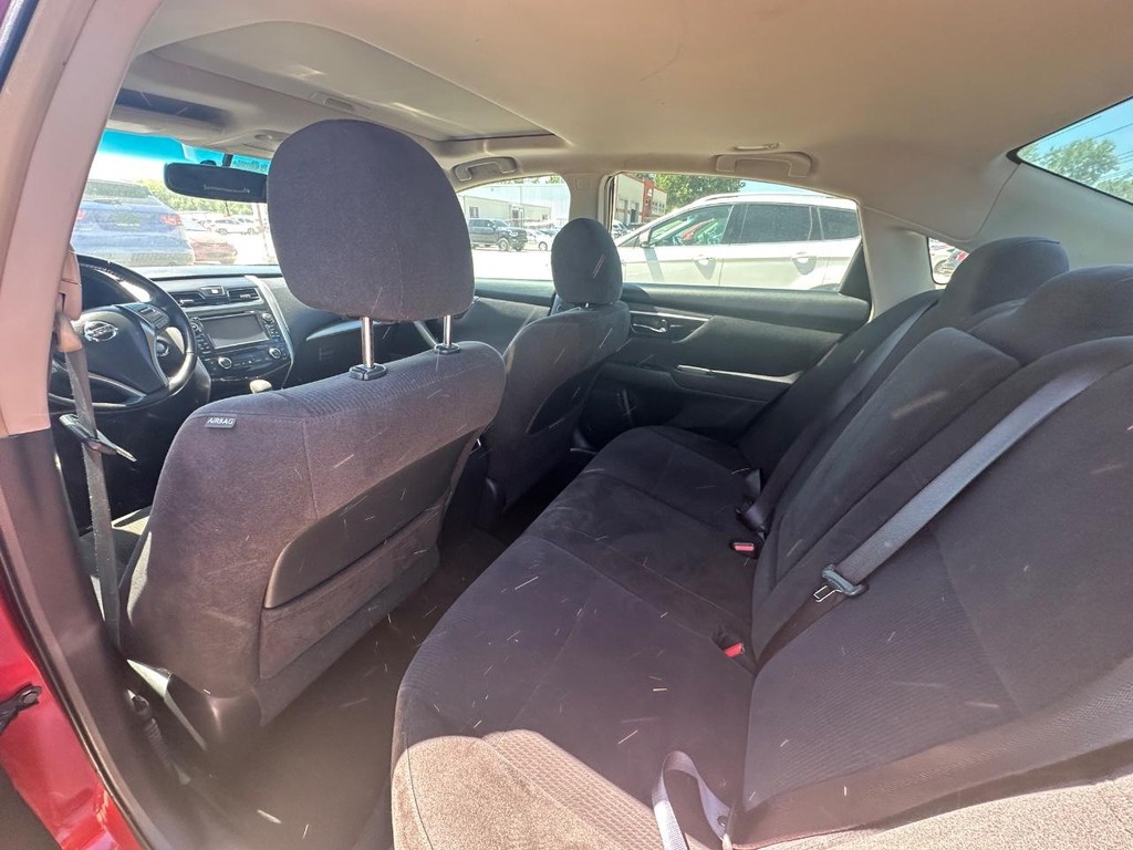Nissan Altima Sedan Vehicle Full-screen Gallery Image 12