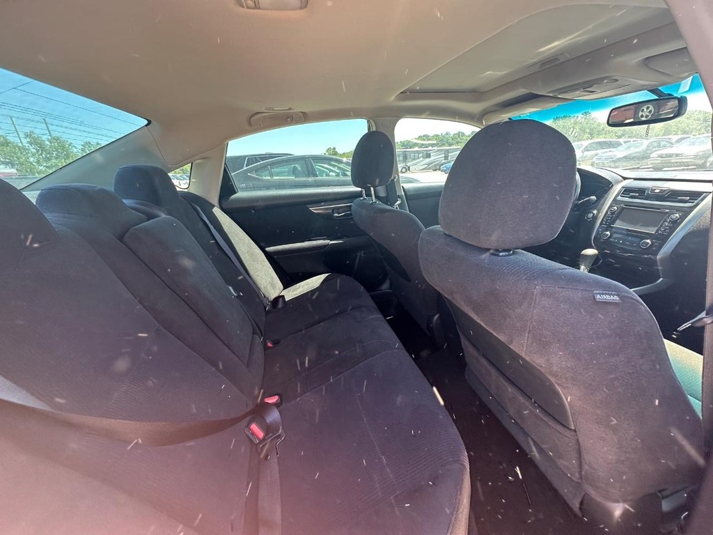 Nissan Altima Sedan Vehicle Full-screen Gallery Image 13
