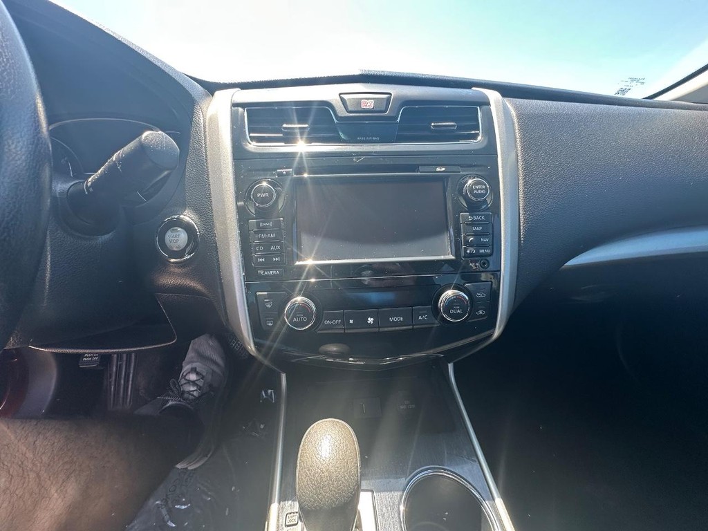 Nissan Altima Sedan Vehicle Full-screen Gallery Image 14