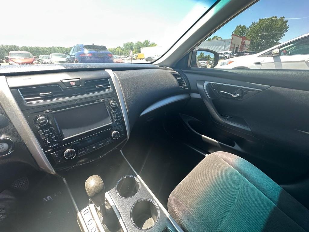 Nissan Altima Sedan Vehicle Full-screen Gallery Image 15