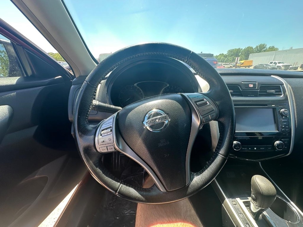 Nissan Altima Sedan Vehicle Full-screen Gallery Image 16