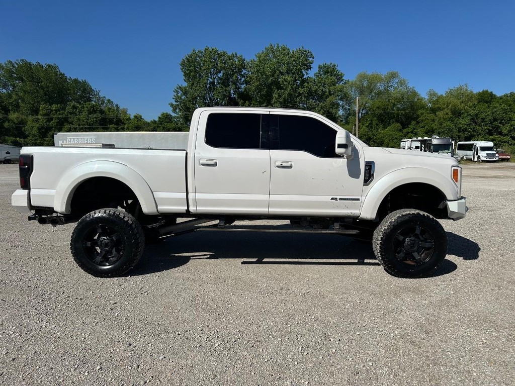 Ford Super Duty F-250 SRW Vehicle Full-screen Gallery Image 2