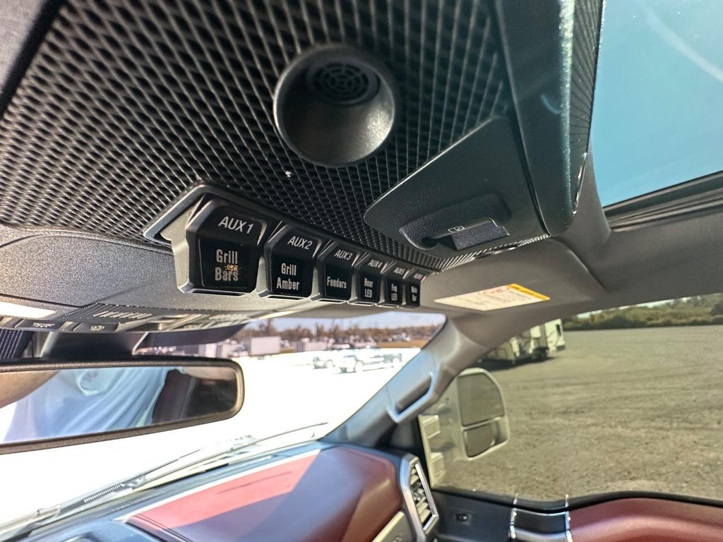 Ford Super Duty F-250 SRW Vehicle Full-screen Gallery Image 24