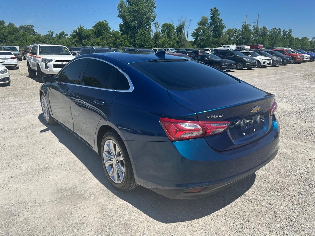 Chevrolet Malibu Vehicle Full-screen Gallery Image 3