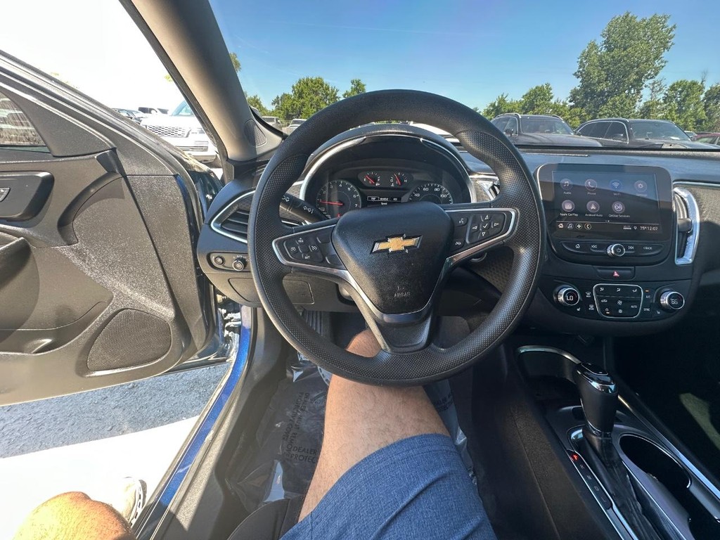 Chevrolet Malibu Vehicle Full-screen Gallery Image 6