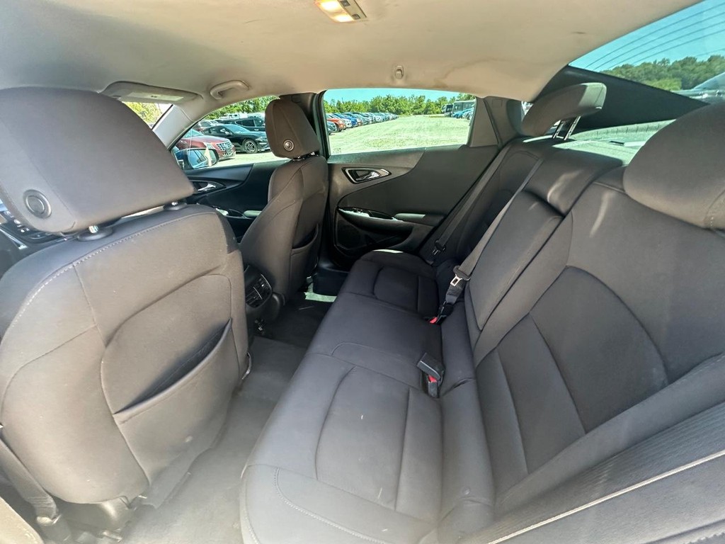 Chevrolet Malibu Vehicle Full-screen Gallery Image 12