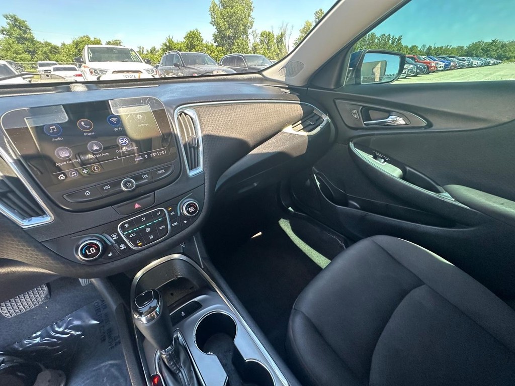 Chevrolet Malibu Vehicle Full-screen Gallery Image 16