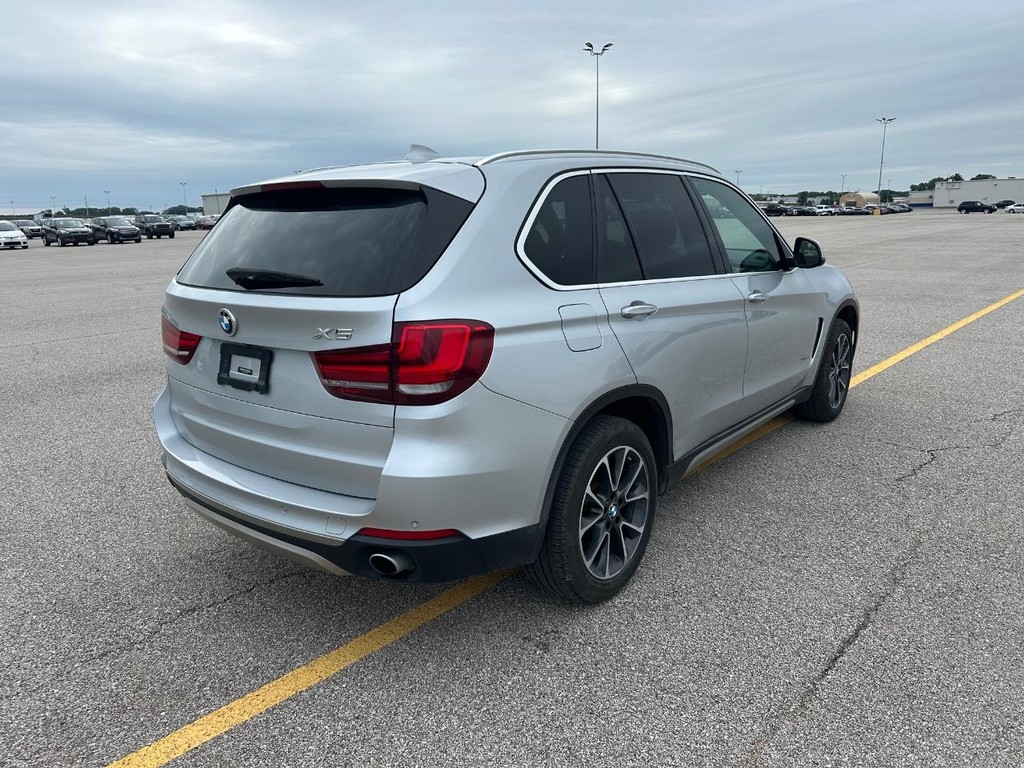 BMW X5 Vehicle Full-screen Gallery Image 03