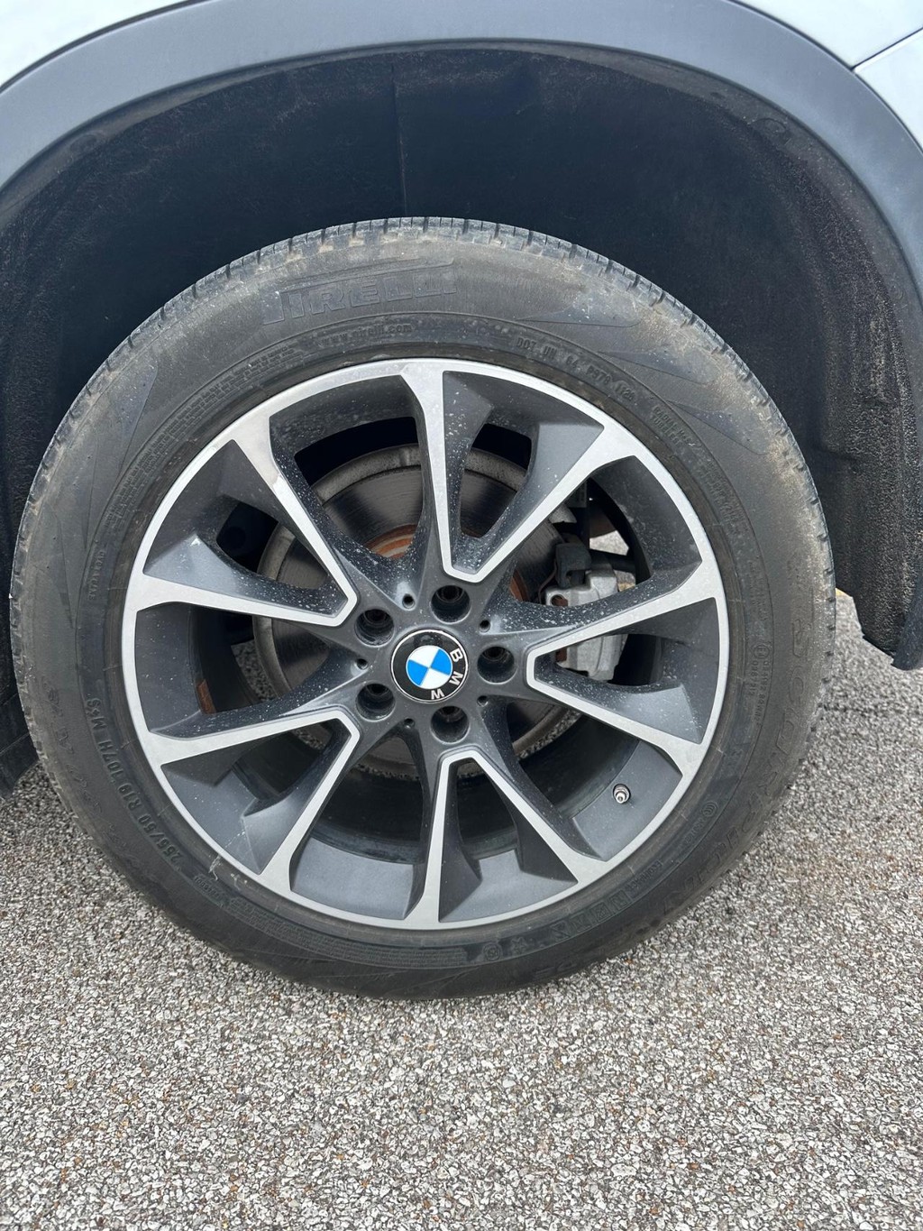 BMW X5 Vehicle Full-screen Gallery Image 12