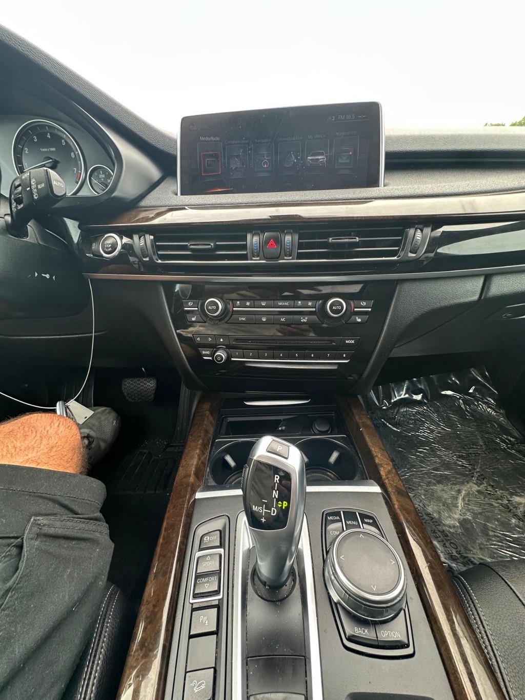 BMW X5 Vehicle Full-screen Gallery Image 14
