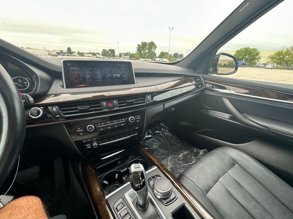 BMW X5 Vehicle Full-screen Gallery Image 15